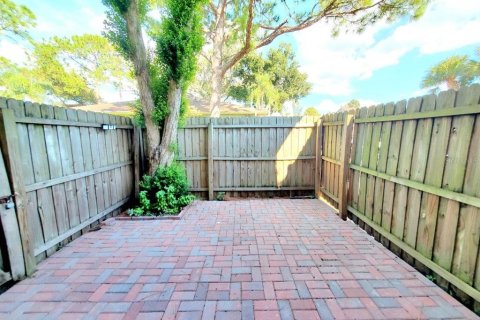 Condo in Brandon, Florida, 2 bedrooms  № 2396904 - photo 19