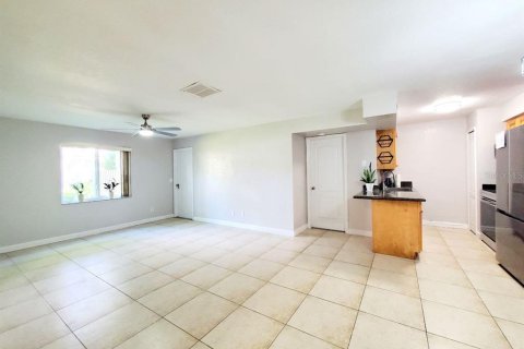 Condo in Brandon, Florida, 2 bedrooms  № 2396904 - photo 2