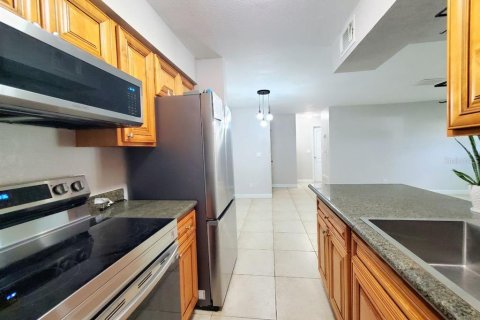 Condo in Brandon, Florida, 2 bedrooms  № 2396904 - photo 6