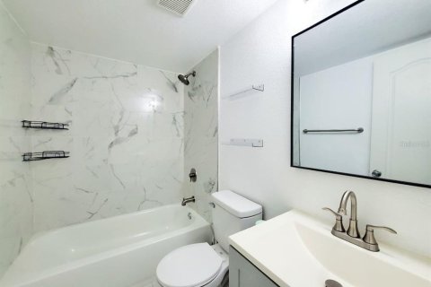 Condo in Brandon, Florida, 2 bedrooms  № 2396904 - photo 11