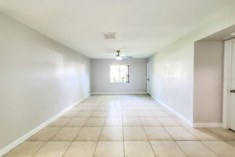 Condo in Brandon, Florida, 2 bedrooms  № 2396904 - photo 4