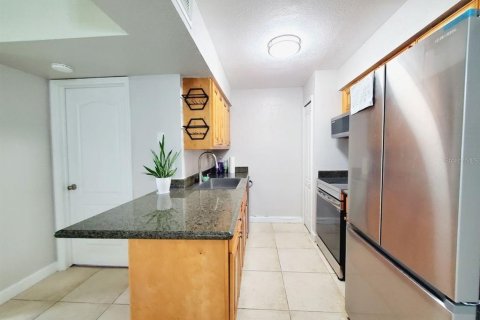 Condo in Brandon, Florida, 2 bedrooms  № 2396904 - photo 5