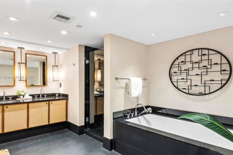 Condo in Miami Beach, Florida, 2 bedrooms  № 2022956 - photo 14