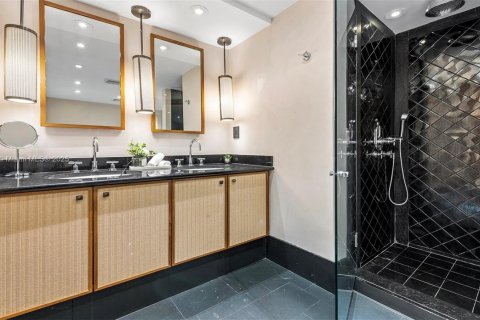 Condo in Miami Beach, Florida, 2 bedrooms  № 2022956 - photo 15