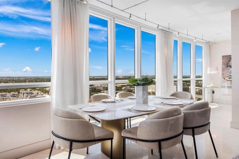 Condo in Miami Beach, Florida, 2 bedrooms  № 2022956 - photo 2