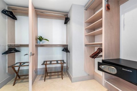Condo in Miami Beach, Florida, 2 bedrooms  № 2022956 - photo 11