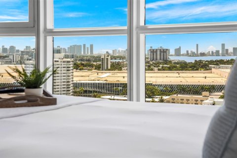 Condo in Miami Beach, Florida, 2 bedrooms  № 2022956 - photo 18
