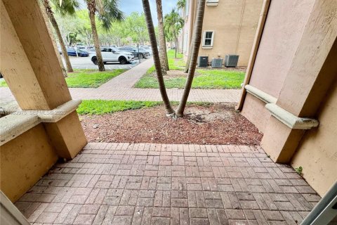 Condo in Doral, Florida, 3 bedrooms № 2048543 - photo 10