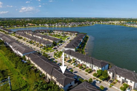 Adosado en venta en Miami Lakes, Florida, 3 dormitorios, 147.53 m2 № 1864665 - foto 6