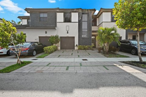 Adosado en venta en Miami Lakes, Florida, 3 dormitorios, 147.53 m2 № 1864665 - foto 1