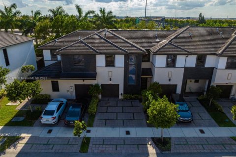Adosado en venta en Miami Lakes, Florida, 3 dormitorios, 147.53 m2 № 1864665 - foto 2