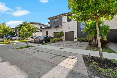 Adosado en venta en Miami Lakes, Florida, 3 dormitorios, 147.53 m2 № 1864665 - foto 5