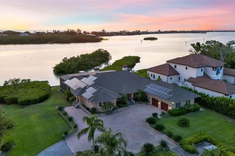 House in Nokomis, Florida 3 bedrooms, 274.99 sq.m. № 2100502