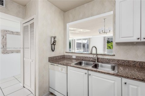 Condo in Miami Beach, Florida, 1 bedroom  № 1669159 - photo 11