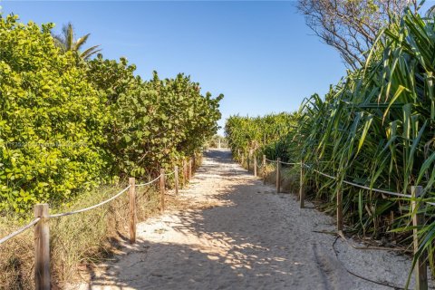 Condo in Miami Beach, Florida, 1 bedroom  № 1669159 - photo 27