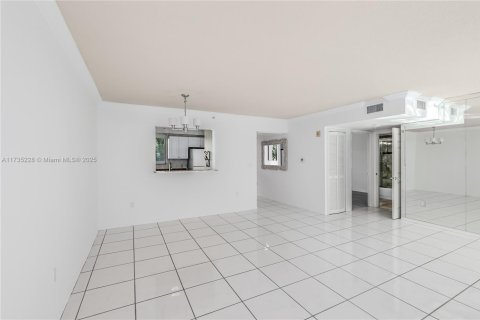 Condo in Miami Beach, Florida, 1 bedroom  № 1669159 - photo 5