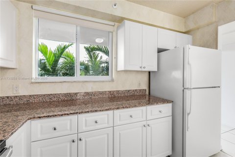 Condo in Miami Beach, Florida, 1 bedroom  № 1669159 - photo 12