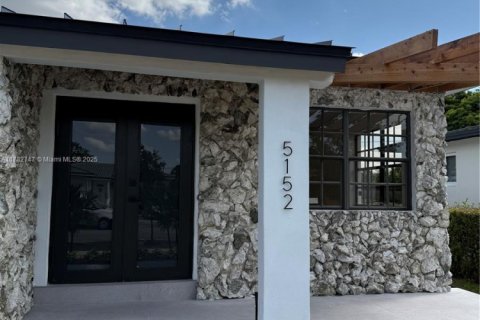 House in Miami, Florida 3 bedrooms, 163.97 sq.m. № 1752115 - photo 1