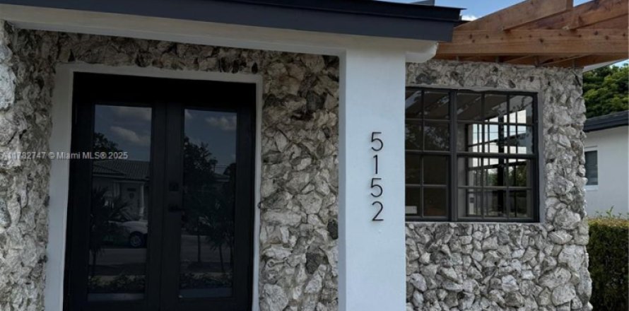 House in Miami, Florida 3 bedrooms, 163.97 sq.m. № 1752115