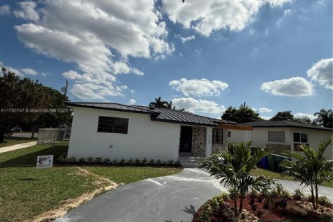 House in Miami, Florida 3 bedrooms, 163.97 sq.m. № 1752115 - photo 3
