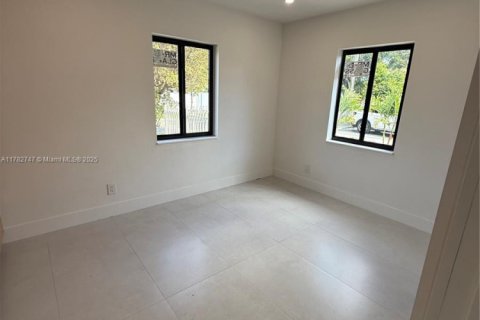 House in Miami, Florida 3 bedrooms, 163.97 sq.m. № 1752115 - photo 9
