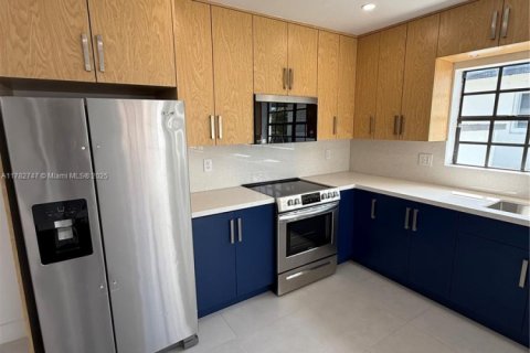 House in Miami, Florida 3 bedrooms, 163.97 sq.m. № 1752115 - photo 6