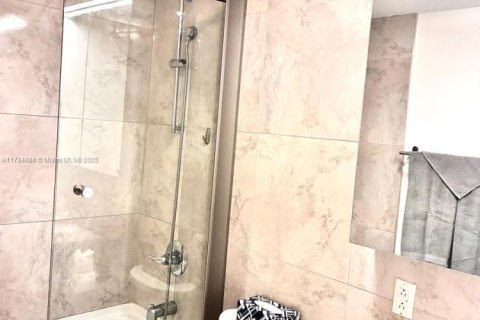 Condominio en alquiler en Sunny Isles Beach, Florida, 2 dormitorios, 84.08 m2 № 2013582 - foto 3