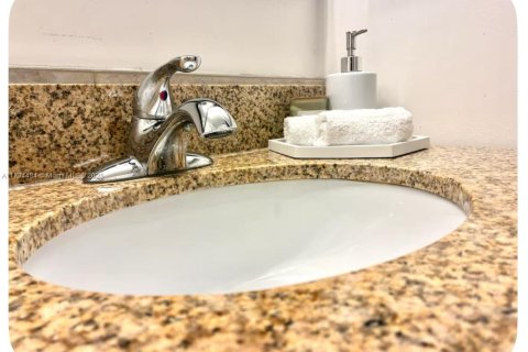 Condominio en alquiler en Sunny Isles Beach, Florida, 2 dormitorios, 84.08 m2 № 2013582 - foto 19