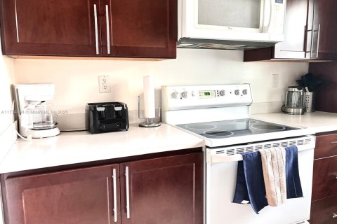 Condominio en alquiler en Sunny Isles Beach, Florida, 2 dormitorios, 84.08 m2 № 2013582 - foto 10