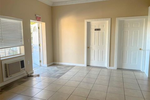 Immobilier commercial à louer à Sanford, Floride: 66.89 m2 № 2390952 - photo 3