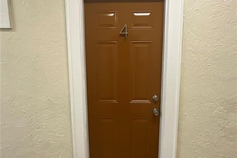 Снять в аренду квартиру в Сент-Питерсберг, Флорида 1 комната, 529.54м2, № 2203947 - фото 4