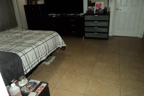 Condo in North Miami, Florida, 2 bedrooms  № 1959610 - photo 7