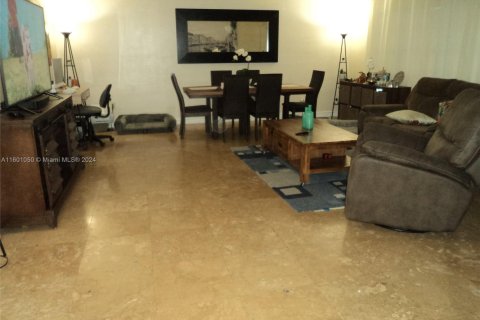 Condo in North Miami, Florida, 2 bedrooms  № 1959610 - photo 2