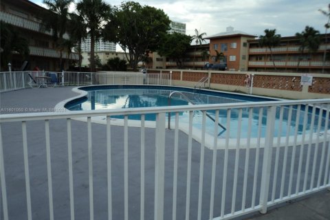Condo in North Miami, Florida, 2 bedrooms  № 1959610 - photo 1