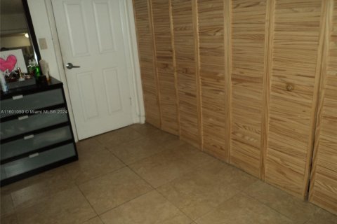 Condo in North Miami, Florida, 2 bedrooms  № 1959610 - photo 8