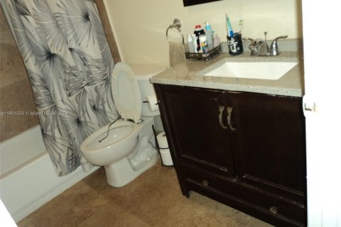 Condo in North Miami, Florida, 2 bedrooms  № 1959610 - photo 5