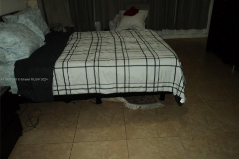 Condo in North Miami, Florida, 2 bedrooms  № 1959610 - photo 6