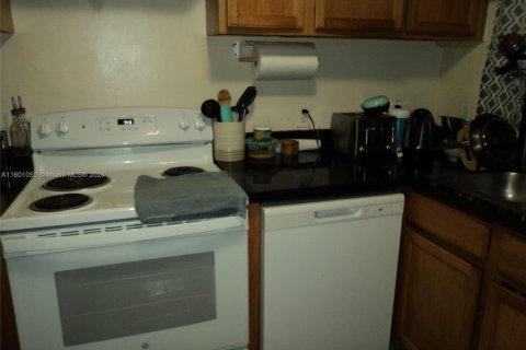 Condo in North Miami, Florida, 2 bedrooms  № 1959610 - photo 16