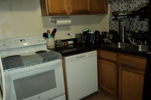 Condo in North Miami, Florida, 2 bedrooms  № 1959610 - photo 14