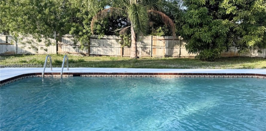 Casa en Port St. Lucie, Florida 3 dormitorios, 137.03 m2 № 2057916