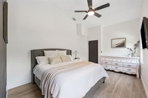 House in Tarpon Springs, Florida 4 bedrooms, 222.5 sq.m. № 1662234 - photo 11