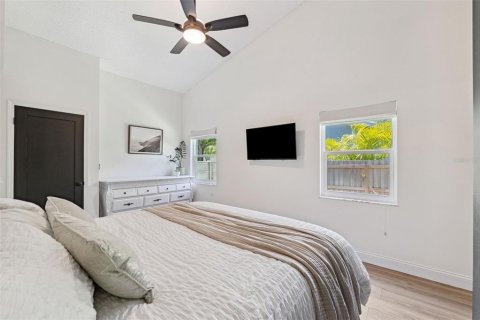 House in Tarpon Springs, Florida 4 bedrooms, 222.5 sq.m. № 1662234 - photo 13