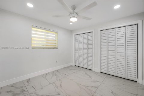 Condo in Hialeah, Florida, 2 bedrooms  № 1948093 - photo 19