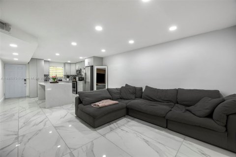 Condo in Hialeah, Florida, 2 bedrooms  № 1948093 - photo 12