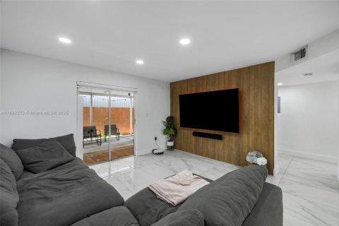 Condo in Hialeah, Florida, 2 bedrooms  № 1948093 - photo 11