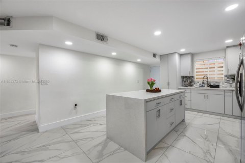 Condo in Hialeah, Florida, 2 bedrooms  № 1948093 - photo 10