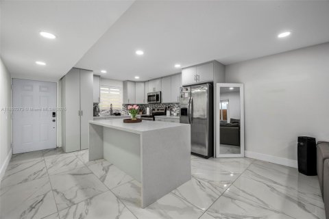 Condo in Hialeah, Florida, 2 bedrooms  № 1948093 - photo 5