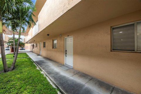 Condo in Hialeah, Florida, 2 bedrooms  № 1948093 - photo 22