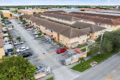 Condo in Hialeah, Florida, 2 bedrooms  № 1948093 - photo 2