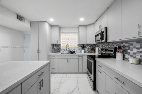 Condo in Hialeah, Florida, 2 bedrooms  № 1948093 - photo 6